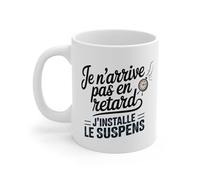 Teecustom Tasse Je n’arrive pas en Retard - Mug Humour Ponctualité - J’installe le Suspens Céramique 325ml