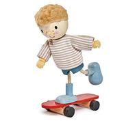 Tender Leaf Toys Meubles de Poupées: POUPÉE/Edward et Son Skateboard 9x3,5x10cm, en Bois, en boîte 11,5x5,2x17,8cm, 3+