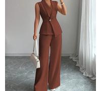 Tenue élégante de bureau, de navette et de thé de l'après-midi pour femmes. Veste de blazer sans manches à col et ourlet asymétrique avec décoration de boucle de ceinture en métal, assortie à un panta