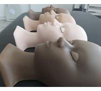 Tête d'entraînement en silicone de haute qualité pour la pose d'extensions de cils, le maquillage et les massages faciaux. 24 cm pour un toucher réaliste.