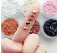 THAYLA Lot de 100 petits boutons à bascule en résine de 6 mm à 2 trous, boutons pour vêtements de poupée, mini fournitures artisanales, couture, bricolage