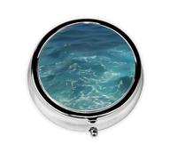 The Deep Ocean, cette petite boîte à pilules ronde imprimée est un organisateur portable de pilules et de vitamines, parfait pour les poches, les sacs à main et les voyages.