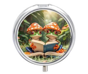 The Frog Family is Reading - Pilulier à 3 compartiments pour sac à main ou poche - Mini pilulier en métal - Récipient à médicaments quotidien rond pour contenir des vitamines, de l'huile de poisson