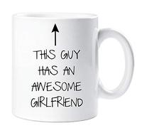 this guy a une Awesome COPINE tasse petit copain cadeau anniversaire NOËL ST.VALENTIN ANNIVERSAIRE