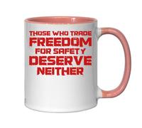 Those Who Trade Freedom For Safety Deserve Neither Tasse à thé et café en céramique Rose