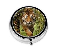 Tigre dans la jungle, ce petit pilulier de voyage rond à trois compartiments est parfait pour stocker des médicaments quotidiens, des vitamines et en déplacement.