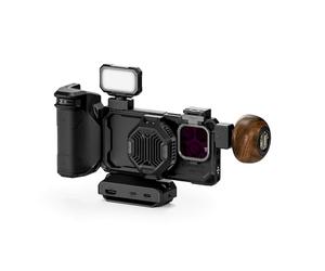 TILTA Khronos TK-IP16-PB-B Cage de téléphone compatible avec iPhone 16 Pro avec poignée en bois, système de refroidissement, poignée Focus PD et mini panneau LED Noir