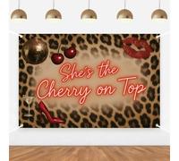 Toile de fond léopard She's Cherry sur le dessus - Décoration de fête - Motif léopard - Cerise disco - Pour femme - Années 70 et 80 - Décoration de fête - Accessoires de photomaton - 1,5 x 0,9 m