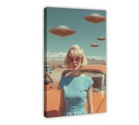 Toile humoristique vintage de science-fiction avec cadre en bois - Décoration murale rétro OVNI et scène de désert pour le salon_-Vintage_color_photograph_of_a_beautiful_woman_with_short_blonde-poster