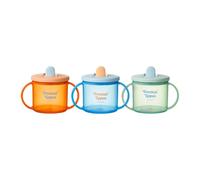 Tommee Tippee First Cup Lot de 3 gobelets anti-déversement pour bébés de 4 mois et plus, 190 ml, avec bec rabattable à débit libre et poignées faciles à tenir, orange, bleu et vert
