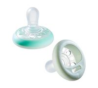 Tommee Tippee Sucette de Nuit Imitant le Sein Maternel, Texture Proche de la Peau, Forme Orthodontique Symétrique, Comprend une Boîte de Stérilisateurs, 0-6 Mois, Lot de 2