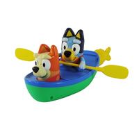 TOMY Toomies Bluey Pull and Go Canoe - Ficelle aide Bluey à pagayer dans l'eau - Comprend un verseur de bain Bingo, jouets de bain bleus, pour enfants à partir de 18 mois