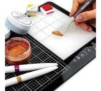 Tonic Studios Tim Holtz Travel Glass Media Mat 40 x 26 cm - pour Droitiers - avec Étui - Plaque de Verre Trempé avec Tapis en Silicone & Palette de Mélange - Antidérapant & Résistant à la Chaleur