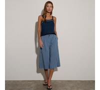 Top ample bleu avec bretelles, détails de sequins sur le col, tissu en fil brillant. Look d'été, de printemps, de vacances et de festival pour femmes. Tenues d'été élégantes pour femmes. Vacances de l