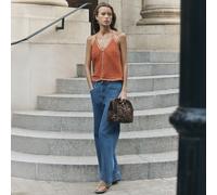 Top col V de couleur orange grillée, fermeture dans le cou dans le dos, dos ouvert avec fermeture à lacet. Bande décorative dorée autour du cou et du bas. Hauts d'été, tenue de printemps, look élégant