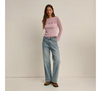 Top en tricot transparent de couleur lilas ballerine avec un délicat décolleté illusion et des bretelles verticales cordées qui suspendent cinq rosettes au crochet en ligne droite sur le buste. Le cor