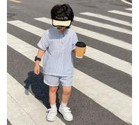 Top rayé à col montant et demi-zip à manches courtes pour jeune garçon, assorti à un short de sport. Style décontracté et à la mode, tissu confortable, idéal pour l'été, parfait pour les sorties et l'