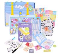 Toyland Bluey Ensemble d'activités de voyage 20 pièces - Passeport et carte d'embarquement, 1 stylo, 2 feuilles d'autocollants, 3 tampons en bois avec tampon encreur, 3 cartes postales, 1 carte du