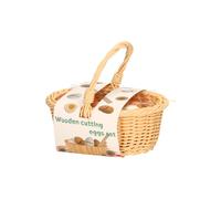 Trancher des oeufs en bois dans un panier en plastique en osier