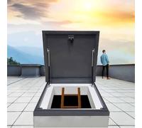 Trappe d'accès de toit en acier résistant aux intempéries avec tiges hydrauliques pneumatiques. Porte de sécurité galvanisée pour allées, cours et échappements d'urgence, solution d'accès durable et