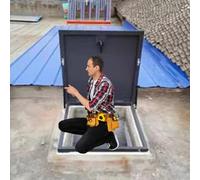 Trappe de toit isolée avec vérins à gaz et joint en caoutchouc pour un accès sécurisé aux échappes commerciales et domestiques