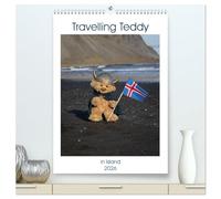 Travelling Teddy in Island (hochwertiger Premium Wandkalender 2026 DIN A2 hoch), Kunstdruck in Hochglanz: Der Travelling Teddy auf seiner großartigen Tour durch Island