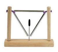 Triangle suspendu sur socle bois