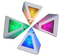Radio-réveil GENERIQUE TRIXES Réveil horloge digitale pyramide avec 7 LED aux couleurs changeantes