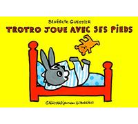 Trotro joue avec ses pieds