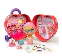 Trotties Mini Lucy avec Chariot et Petite Valise, 1 poupée avec vêtements et Accessoires, 2 scénarios de Fond et Autocollants, à Ranger et à emporter Partout, 4 modèles, à partir de 3 Ans