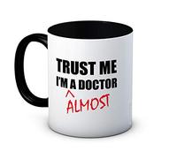 Trust Me I'm A Doctor (Almost) Tasse à café humoristique en céramique