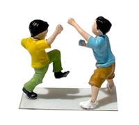 TTETTZ Figurine Miniature Humaine à L'échelle 1/64, Peinte à La Main, Idéale pour Les Mini- Architecturaux et Les Micro-, Deux Garçons Qui Jouent