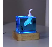 Tuzsocr Lampe 3D en résine époxy, veilleuse LED en forme de baleine, plongeur de mer et cube de requin, sculpture réaliste d'animaux de l'océan, modèle de baleine avec base en bois de 70 mm, cadeau de