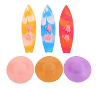 UKCOCO 3 Planches de Surf Miniatures en Plastique, 3 Bottes et 3 Chapeaux Colorés, Décorations Piscine et Accessoires Poupée Réalistes pour Jeux D'été et Décoration Gâteau