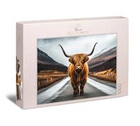 Ulmer Puzzleschmiede - Puzzle animal de 1000 pièces « Highland Road » - Le puissant bœuf des Highlands marche sur la route de Glencoe dans les Highlands écossais - Qualité du puzzle fabriqué en