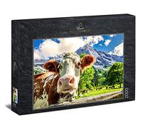 Ulmer Puzzleschmiede - Puzzle « Rêve Vache Lisse » - Puzzle alpin de 2000 pièces - La vache curieuse en gros plan comme puzzle photo sur des toiles de fond de montagne de rêve dans la région alpine