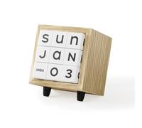 Umbra Play Date Calendrier perpétuel, Puzzle 3D de Bureau, Naturel | Boîtier en frêne, cubes rotatifs à tourner chaque jour, sans piles ni pages, objet déco ludique, tuiles en plastique