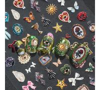 Un autocollant d'ongles de niche vintage avec une technologie laser en relief, dans un style rococo sombre, présentant des éléments tels que des nœuds, des croix, des yeux, des montres de poche, etc. 