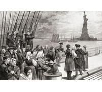 Un bateau avec des passagers immigrés de nombreuses nationalités passant la statue de la liberté sur l'île de la Liberté dans le port de New York aux États-Unis d'Amérique. Après une illustration d'un