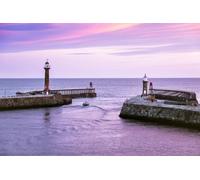 Un bateau de pêche quitte le port de Whitby sur la marée du matin. Poster imprimé par Loop Images Ltd. (48 x 33 cm)