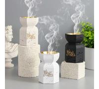 Un brûle-encens de Ramadan simple et exquis, orné de motifs de calligraphie arabe. Il combine un brûle-encens, un diffuseur d'arômes et une décoration de table de Ramadan, en faisant un choix idéal po