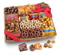 Un cadeau à l'intérieur d'un grand panier-cadeau chocolat, caramel et croquant