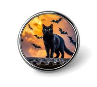 Un chat noir fait les cent pas sur le toit. Broche décorative à porter au revers. Badge bouton mignon. À accrocher à un chapeau, une chemise, des vêtements ou u