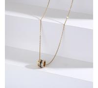 Un collier en acier inoxydable pour femmes de style européen et américain avec un pendentif à trois anneaux en émail blanc avec des strass. Design de luxe avec un sens raffiné, convenant à un port quo