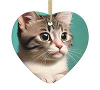 Un curieux chat en céramique en forme de cœur pour la décoration murale de la maison, les fêtes de jardin et les décorations de sapin de Noël.