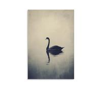 Un cygne noir solitaire glissant à travers les eaux invisibles, encadré contre un ciel gris tempête lourd avec des secrets. Décoration murale moderne à suspendre 40 x 60 cm