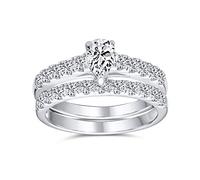 Un Ensemble De Bagues De Fiançailles Et De Mariage Traditionnel Une Pierre Solitaire En Forme De Poire Ou Ronde En Zircon Cubique De 1Ct Une Fine Bande Pavée Cz S En Argent Sterling Personnalisable.