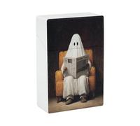 Un fantôme lit le journal dans un fauteuil. Étui à cigarettes en plastique à rabat.