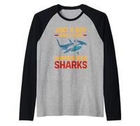 Un garçon qui aime les requins-marteaux surfe sur l'océan cool pour enfants Manche Raglan