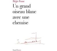 Un grand oiseau blanc avec une chemise
